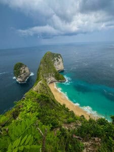 Photo of Kelingking Beach in Nusa Penida jutting out into the ocean