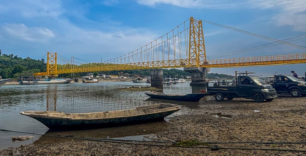 Yellow Bridge connects Nusa Lembongan and Nusa Ceningan, and is the meeting point for ferries to Nusa Penida.