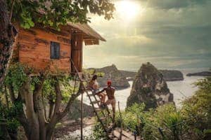 Tree house on the cliffs of Nusa Penida overlooking the ocean
