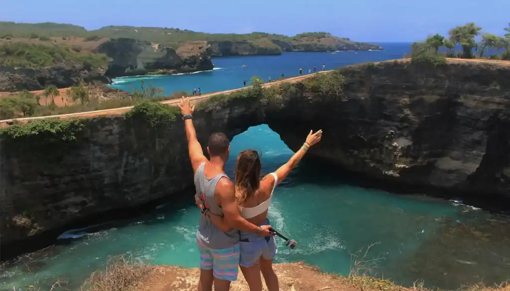Couple looking at Pasih Uug Beach while on a Nusa Penida day trip